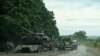 Українські військові підбирають російський танк захоплений під час наступу в Харківській області 11 вересня 2022 р. Західні коментатори кажуть, що наступним кроком у військовій допомозі Заходу Україні має стати надання сучасної західної бронетехніки, включно з танками.