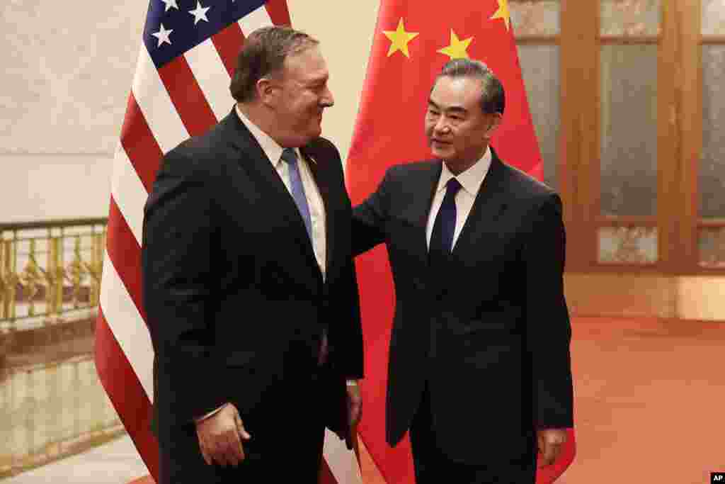 美国国务卿蓬佩奥与中国外交部长王毅会谈(2018年6月14日)。蓬佩奥在联合记者会上强调,朝鲜半岛已经开启了一个新的历史进程。他说:“日本、韩国和中国都认为我们已经扭转了局势,开启了朝鲜半岛远离战争威胁而迈向和平的进程。每个国家也认识到川普总统为此所作出的努力的重要性,以及金正恩主席为实现非核化目标所作出的承诺。”蓬佩奥还说:“我们今天讨论了与中国的贸易问题。与中国的贸易赤字仍然太高。我强调了纠正贸易不平衡、互惠和公平的贸易、美国工人被公平对待等对川普总统来说是多么重要。”王毅则强调,两国已经就贸易多次磋商,他敦促美国和中国相向而行。  