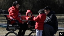 北京公园里的一家人。随着中国出生率的下降,北京政府希望劝说人们多生孩子。(2019年2月17日)
