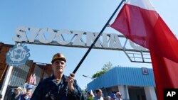 波兰格但斯克造船厂工人纪念1970年代为反共示威中被杀害的工人。(2019年6月4日)