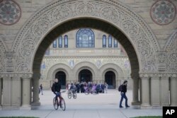 学生走过美国斯坦福大学的校园。(资料照片)