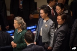 中国第一夫人彭丽媛到达联合国总部,出席全球妇女峰会(2015年9月27日)