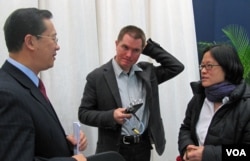 2010年,时任路透社记者的储百亮(中)和时任美国之音记者的何宗安(右)与中国外交部官员马朝旭交谈。(美国之音张楠拍摄)