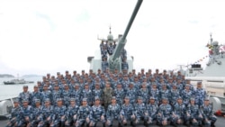 2018年4月12日,在南中国海上,中国国家主席习近平(第二排中间)在长沙号驱逐舰上阅兵,同中国人民解放军海军军人合影留念。