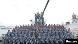2018年4月12日,在南中国海上,中国国家主席习近平(第二排中间)在长沙号驱逐舰上阅兵,同中国人民解放军海军军人合影留念。