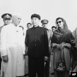 1954年6月28日,印度总理贾瓦哈拉尔·尼赫鲁和他的客人中国总理周恩来。尼赫鲁的女儿英迪拉·甘地在旁边。