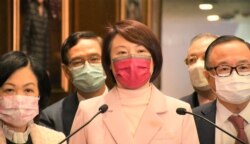 民建联主席李慧琼没有正面回应是否赞成处分因出席“洪门宴”,被送往竹篙湾隔离营检疫21日的民政事务局局长徐英伟 (美国之音/汤惠芸)