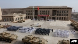 资料照:中国人民解放军部队在新建的吉布提的军事保障基地举行进营仪式。 (2017年8月1日)