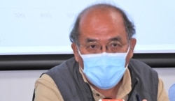 香港民意研究所副行政总裁钟剑华批评新任议员“离地”, 质询的议题并无涉及香港人最关注的“洪门宴”事件, 只是针对惩处国泰航空,有“护短”之嫌 (美国之音/汤惠芸)