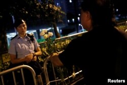 2019年6月11日香港一名示威者在抗议期间向一名警察献花,示威群众要求当局废除拟议中的引渡到中国的法案