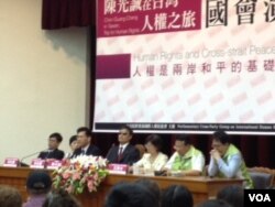 2013年6月25日,中国盲人法律维权人士陈光诚在台湾立法院讲话。(美国之音杨晨拍摄)