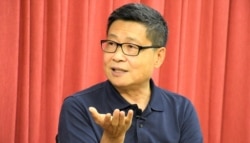 和平占中发起人之一、香港中文大学社会学系前副教授陈健民批评港大校委会辞退戴耀廷的做法相当粗暴, 破坏戴耀廷拥有的终身教席体制保障的学术和言论自由。