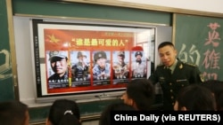 海南省五指山一所小学校的学生接受爱国主义教育,听取军人讲述在中印边界冲突中5名受表彰中国军人的情况。(2021年2月22日)