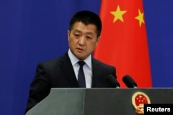 2018年4月23日,中国外交部新闻发言人陆慷在北京的记者会上发表讲话。
