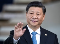 2019年11月14日,中国国家主席习近平在巴西的巴西利亚参加金砖国家峰会前向媒体致意。
