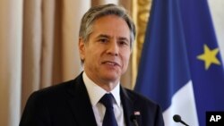 美国国务卿布林肯与法国外长勒德里安举行会谈后在两人的联合新闻发布会上向媒体讲话。(2021年6月25日)