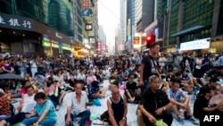 香港的抗议者不顾风雨,在道路上安营扎寨,准备长期抗争(法新社)