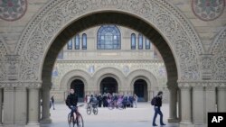 学生走过美国斯坦福大学的校园。(资料照片)