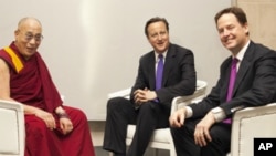 达赖喇嘛今年早些时候访问了英国,与英国首相卡梅伦和副首相克莱格会面