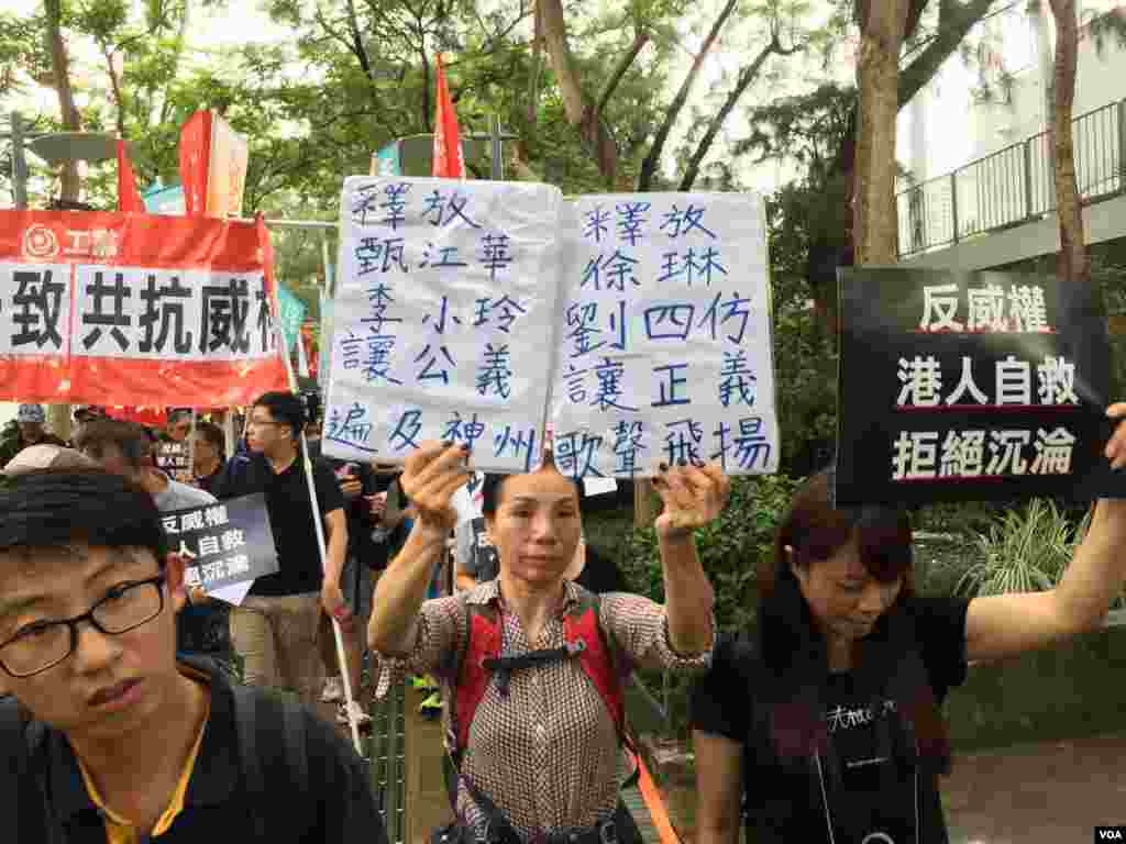 香港几十个政党和团体在中国十一国庆当天下午,举行反威权大游行,抗议政治打压,要求律政司司长袁国强下台。数以万计的港人走上街头,表达反对他们看来的来自北京和香港特区政府的威权打压。