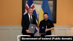 Прем’єр-міністр Ісландії Б’ярні Бенедіктсон та президент України Володимир Зеленський під час підписання довгострокової двосторонньої угоди між країнами 31 травня 2024 року у Стокгольмі. Фото: Уряд Ісландії