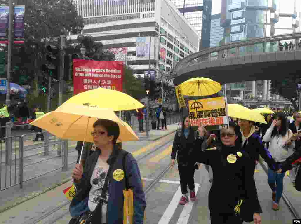 数万港人参与民阵争取真普选大游行(美国之音海彦拍摄)