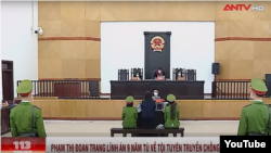 越南记者范端庄于2021年12月14日在河内出庭。她被判处9年监禁。(YouTube画面截图)