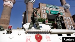 资料照:停在新疆乌鲁木齐一座清真寺外面的中国武警车辆。