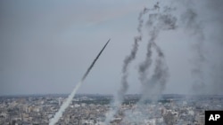 2023年10月7日,加沙地带的巴勒斯坦哈马斯武装分子向以色列发射火箭弹。
