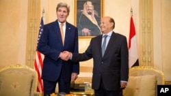 2015年5月7日沙特阿拉伯首都利雅得: 美国国务卿约翰·克里(左)和也门总统阿卜杜勒拉布·曼苏尔·哈迪握手