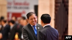မြန်မာနိုင်ငံ နိုင်ငံခြားရေး အမြဲတမ်းအတွင်းဝန် ဦးအောင်ကျော်မိုး (ဝဲ) နဲ့ လာအိုနိုင်ငံခြားရေးဝန်ကြီး စလမ်ဆေးကွန်မက်ဆစ် တို့နှစ်ဦးကို ၂၀၂၄ ခုနှစ် ဇူလိုင်လ ၂၅ ရက်နေ့က ဗီယင်ကျန်းမှာ ကျင်းပတဲ့ ၅၇ ကြိမ်မြောက် အာဆီယံ အစည်းအဝေးပွဲမှာ တွေ့ရစဥ်။ (ဓာတ်ပုံ - Sai Aung MAIN / AFP)