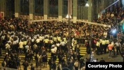 周日凌晨旺角连续第二夜发生警民对峙(苹果日报图片)