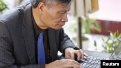 Tiến sĩ Nguyễn Quang A tại một quán cafe internet ở Hà Nội, ngày 1//3/2016.