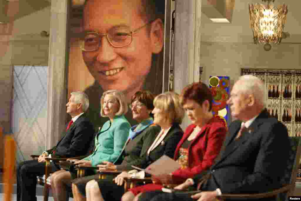 2010年12月10日,在奥斯陆市政厅的诺贝尔和平奖颁奖典礼上, 诺贝尔委员会成员坐在主席台上,刘晓波像旁边。2017年7月13日,挪威诺贝尔委员会主席安德森发表声明说:“中国政府对刘晓波的早逝负有重要责任。”“刘晓波因其推动实现在国际文件以及中华人民共和国宪法中被确保的基本人权所付出的努力于2010年获得诺贝尔和平奖。在将近30年中,刘晓波一直是中国民主运动的领军人物。1989年在天安门广场发生的示威活动使刘晓波从学术生活转向为实现基本人权而付出行动。他是《零八宪章》主要的起草人之一。这一宣言指出,中国有义务确保公民享有基本人权。在刘晓波著名的诗歌《我没有敌人》中,我们看到他清楚地表达了他和平的态度。”  