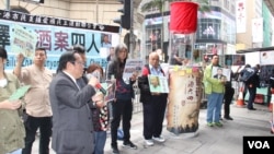 4月1日香港街头抗议审判六四酒案四君子 (美国之音记者申华拍摄)
