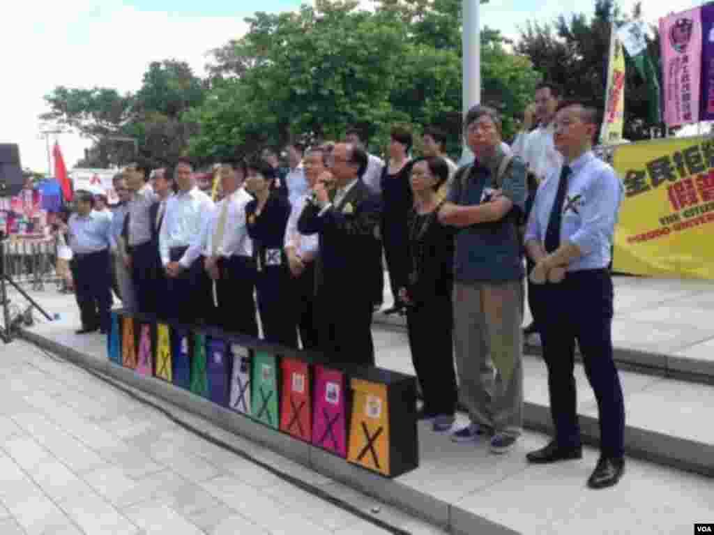 支持和反对政改的民众在立法会外集会造势 (博讯/美国之音图片 )
