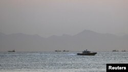 资料照:一艘台湾海警船驶过马祖群岛南岸岛海域的中国海岸。(2022年8月16日)