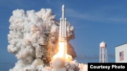 美国太空探索公司重型火箭2018年2月6日升空(SpaceX照片)