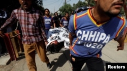 中国驻巴基斯坦卡拉奇领馆发生爆炸,救援人员在现场(路透社照片)2018年11月23日