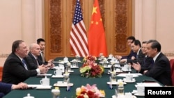 中国外交部长王毅2018年6月14日在北京人民大会堂会见了美国国务卿迈克·蓬佩奥。蓬佩奥参加了美国总统川普和朝鲜领导人金正恩在新加坡举行的历史性峰会,随后访问了首尔,与韩国和日本官员会晤,并于6月14日抵达北京。