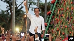 2014年7月23日,印尼当选总统佐科威向支持者致意。他伸出的三个指头象征着建国五项原则中的第三项,也就是印尼的团结统一。