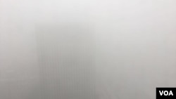 2017年元旦早晨,北京霾情加重。市郊亦庄沦为重霾区,能见度不足百米。(美国之音新闻图片)
