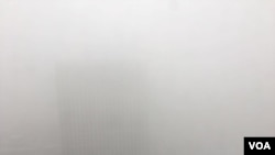 2017年元旦早晨,北京霾情加重。市郊亦庄沦为重霾区,能见度不足百米(美国之音新闻图片)