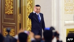 资料图片:2014年3月13日,中国总理李克强出席在北京人民大会堂举行的新闻发布会。(法新社)
