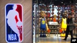 一名男子从北京一家NBA专卖店走出。(2019年10月8日)