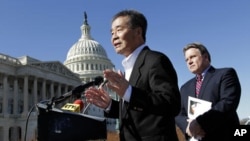 资料照:2011年3月7日,吴弘达在美国国会大厦前发表讲话,身后是美国众议员克里斯·史密斯。