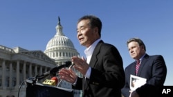 2011年3月7日,吴弘达 在 美国国会大厦 前发表讲话,身后是美国议员 克里斯·史密斯