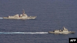 美国海军“约翰逊”号导弹驱逐舰(左)和一艘菲律宾海军护卫舰在南中国海航行。(2023年9月4日)