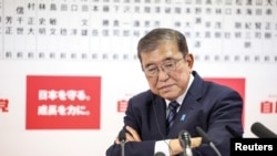 2024年10月27日,日本首相石破茂在东京自民党总部向媒体发表讲话。