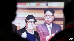 韩国首尔火车站的电视显示朝鲜领导人金正恩及其长兄金正男的照片(2017年2月14日)